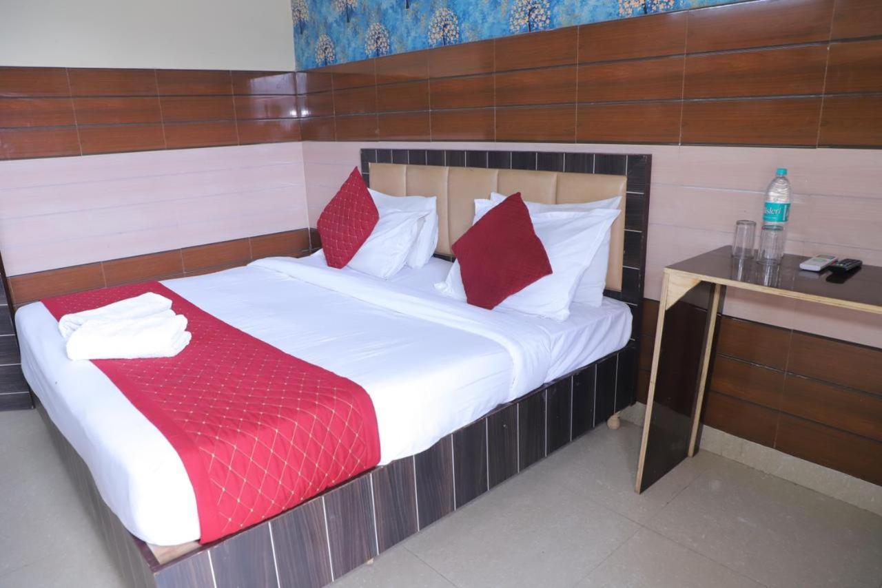 Hotel Aditya Residency Near Sector 63 Metro Station 노이다 외부 사진